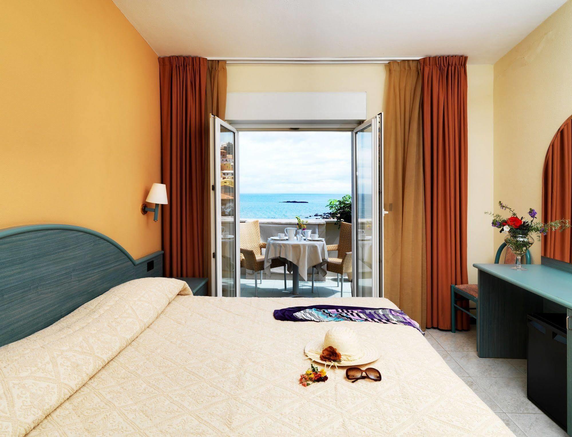 & Riviera Hotel